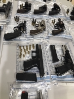 UPDATE: Bista di cantidad grandi di arma confisca na Corsou