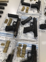 UPDATE: Bista di cantidad grandi di arma confisca na Corsou