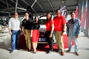 Jasmine Simon a ricibi e prome Lexus NX300 den Caribe
