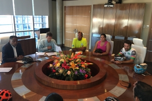 Ciclistanan disgusta a entrega manifiesto na gobierno