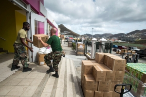 Militarnan a tuma control di St Maarten pa sigura orden publico