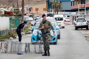 Militarnan a tuma control di St Maarten pa sigura orden publico