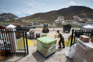 Militarnan a tuma control di St Maarten pa sigura orden publico