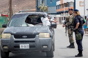 Militarnan a tuma control di St Maarten pa sigura orden publico