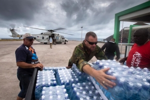 Hulanda a cuminsa evacua turistanan Hulandes di St Maarten