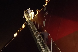 Tugboatnan di APA a los tanker riba rif na Renaissance Island
