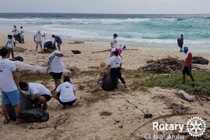 Rotary Club of Aruba a participa den beach clean up