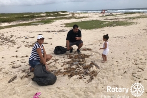 Rotary Club of Aruba a participa den beach clean up