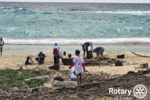 Rotary Club of Aruba a participa den beach clean up