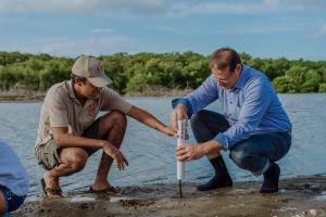 Gobernador Boekhoudt a bishita proyecto ‘Plantacion di Mangel'