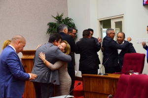 Parlamento awe a despidi di algun di su miembronan  
