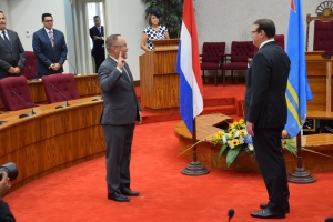 Gobernador Boekhoudt a huramenta 21 parlamentario