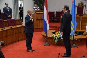 Gobernador Boekhoudt a huramenta 21 parlamentario