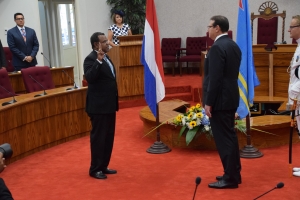 Gobernador Boekhoudt a huramenta 21 parlamentario