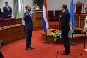 Gobernador Boekhoudt a huramenta 21 parlamentario