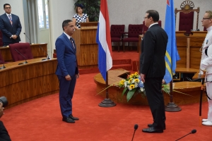 Gobernador Boekhoudt a huramenta 21 parlamentario