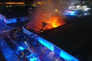 Candela feroz a destrui edificio na Eagle/Boulevard 