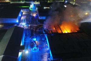 Candela feroz a destrui edificio na Eagle/Boulevard 