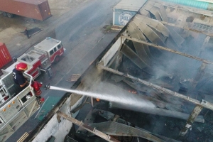 Candela feroz a destrui edificio na Eagle/Boulevard 