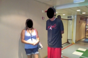 Personal di Aduana a gara pasahero di barco crcucero cu droga
