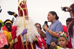 Sinterklaas y su pietnan a yega Aruba no obstante tempo di awa
