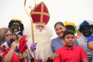 Sinterklaas y su pietnan a yega Aruba no obstante tempo di awa