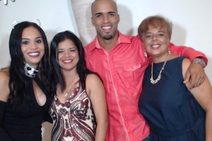 Hilton Aruba su miembronan di team a celebra e temporada di fin di aña