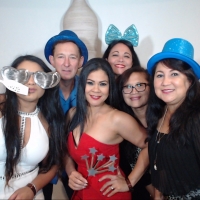 Hilton Aruba su miembronan di team a celebra e temporada di fin di aña