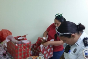 Polisnan haciendo famianan di menos recurso contento