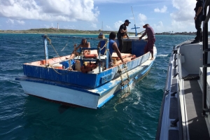 Polis maritimo ta rescata boto cu tres Venezolano