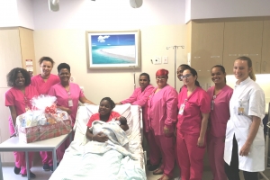 E prome baby di aña pa Aruba yama Dwayne Woods