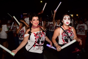 Bista fotografico di e parada di flambeu di diasabra anochi