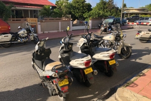 Polis a gara varios scooter cu plachi falso