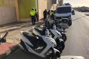Polis a gara varios scooter cu plachi falso