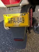 Polis a gara varios scooter cu plachi falso