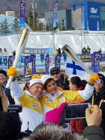 Arubiano Nicole Hoevertsz a core cu antorcha olimpico na Sur Korea