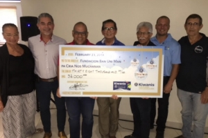 E clubnan di Kiwanis na Aruba cu donacion na Fundacion Ban Uni Man Pa Cria Nos Muchanan