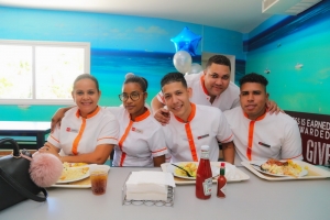 Empleadonan di Riu Palace Aruba feliz cu nan cafeteria nobo