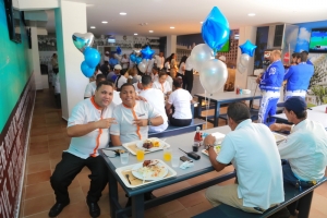 Empleadonan di Riu Palace Aruba feliz cu nan cafeteria nobo