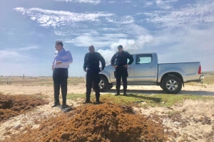 Gobernador Boekhoudt a inspecciona costa norte yena cu ‘Sargassum’