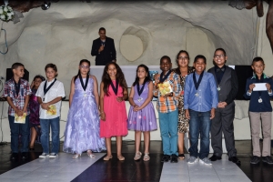 Artista Sandra van der linde su prome Exposicion na Alhambra Ballroom