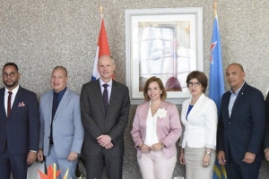 Minister di relacionnan exterior Stef Blok a reuni cu gobierno