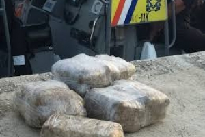 Guarda Costa a intercepta boto cu droga cerca di Aruba