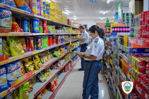 Autoridad a haya hopi producto caduca y daña den supermercado