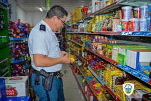 Autoridad a haya hopi producto caduca y daña den supermercado