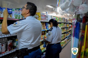 Autoridad a haya hopi producto caduca y daña den supermercado