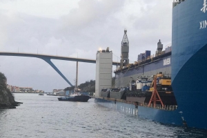 Entrada exitoso di bapor gigante cu dok flotante na Corsou