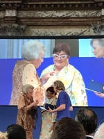 Princesa Beatrix a otorga premio Zilveren Anjer na Alice van Romondt