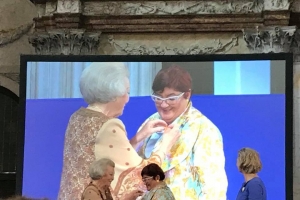 Princesa Beatrix a otorga premio Zilveren Anjer na Alice van Romondt