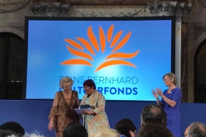 Princesa Beatrix a otorga premio Zilveren Anjer na Alice van Romondt
